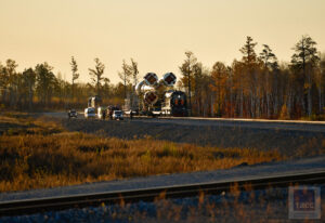 Železnice z Montážního a testovacího komplexu MIK na startovní rampu měří 4,5 kilometru.