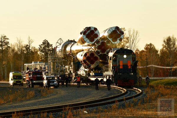 Železnice z Montážního a testovacího komplexu MIK na startovní rampu měří 4,5 kilometru.