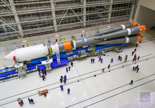 4. října byl zahájen tzv. suchý vývoz rakety Sojuz 2 na rampu 1S. Jednalo se o hlavní zkoušku před tím, než byl startovací komplex znovu uveden do provozu po rok a půl dlouhé odstávce způsobené přestavbou rampy pro horní stupeň Fregat. Suchý vývoz je pětidenní inspekční proces, během kterého je raketa vyvezena na rampu a připojena na její systémy.