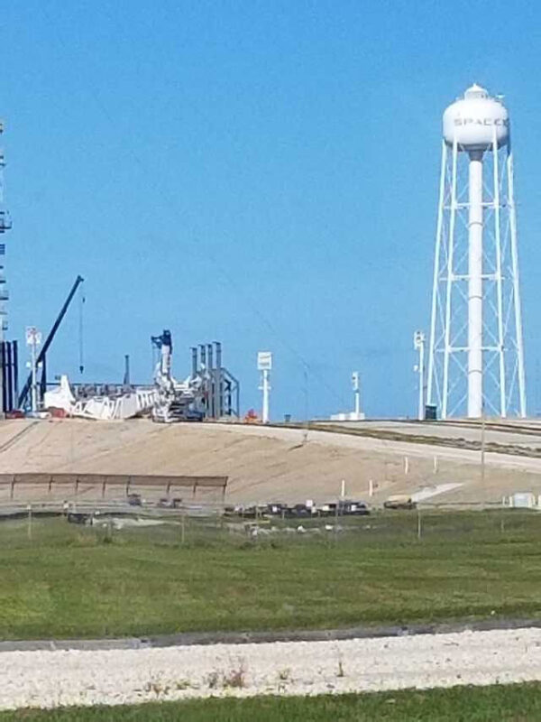 Rozhodně o této fotce nemůžeme říct, že by byla kvalitní, ale je na ní vidět TEL na rampě 39A. Možná zde probíhá příprava na kompatibilitu zařízení s Falconem Heavy.