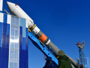 Vertikalizace rakety Sojuz na rampě 1S.