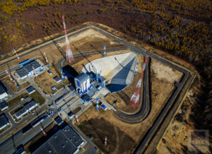 Ve srovnání s jinými mobilními servisními věžemi v Rusku umožňuje ta na Vostočném pracovat ve větším komfortu – tedy bez přítomnosti větru a deště.
