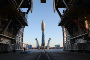 Vztyčování rakety Sojuz-2.1b na kosmodromu Vostočnyj.