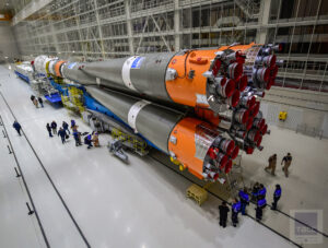 Stavba byla dokončena počátkem roku 2015. Koncem září 2016 pak kosmodrom převzal nejcennější náklad – první raketu Sojuz 2-1a. Železnice kosmodromu byla propojena s Transsibiřskou magistrálou. Raketa byla na vagóny naložena v Samaře v evropské části Ruska a bez jediného přeložení byla dopravena až do technického komplexu na Vostočném.
