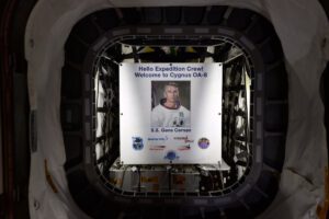 Po otevření lodi Cygnus OA-8 čekal na posádku portrét Eugene Cernana, po kterém je loď pojmenovaná