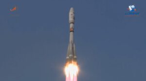 Sojuz-2.1b s družicí Meteor M 2-1 a 18 malými družicemi stoupá k obloze z kosmodromu Vostočnyj.