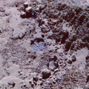 Snímek ve falešných barvách z regionu Imhotep zvýrazňuje modrou barvou místa s vyšší koncentrací vodního ledu. Třetího července 2016 zde došlo k silnému výtrysku prachu – jeho epicentrum leželo v ledem zaplněné sníženině blízko velkého kamene u spodní hrany obrázku.