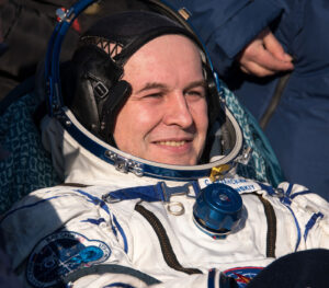 Sergej Rjazanskij po přistání Sojuzu MS-05