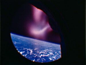 Záběr z okénka Gemini 2 při návratu do atmosféry
