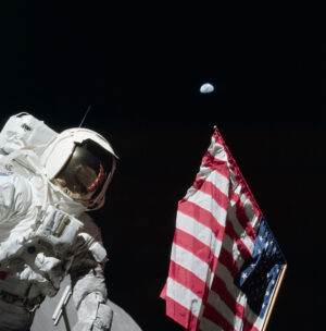 Harrison Schmitt pózuje s americkou vlajkou při výstupu na lunární povrch v rámci mise Apollo 17.