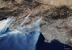 Družice Sentinel-2 vyfotila 5. prosince tento snímek zachycující plameny a kouř z ničivých požárů, které zuřily na severozápadě Los Angeles na jihu Kalifornie. Zatímco stovky hasičů bojují se živlem, více než 200 000 lidí bylo vyzváno, aby opustili své domovy. Podle kalifornského ministerstva lesů a prevence požárů jsou letošní požáry největší v dosud zaznamenané historii. Na snímku jsou vidět jednotlivá ohniska, která jsou tak velká, že dostávají jména. Nejhorší požár má jméno Thomas Fire a obklopuje téměř celé město Ojai a oblast severně od Ventury (na snímku hodně vlevo). Fotka zachycuje další dvě vleká ohniska – Rye Fire u Santa Clarita (prostřední ohnisko) a Creek Fire u Sylmaru (vpravo)