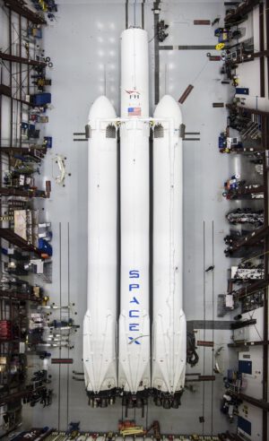 Historicky první fotografie premiérového exempláře rakety Falcon Heavy