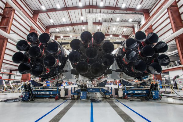 Pohled na motorovou sekci prvního Falconu Heavy.