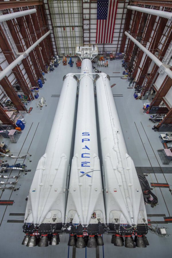 Falcon Heavy v hangáru