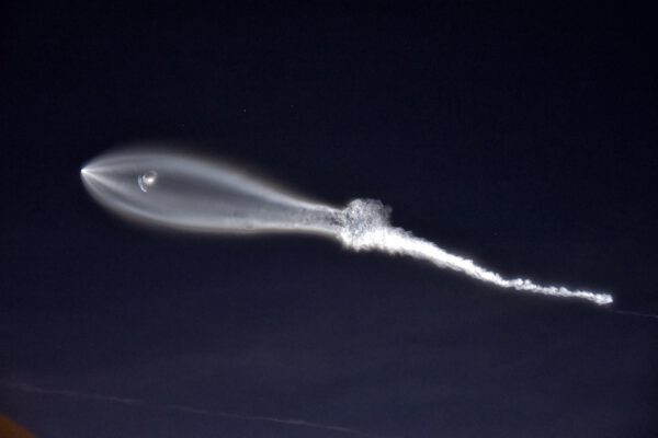 Kondenzační stopa během letu Falconu 9