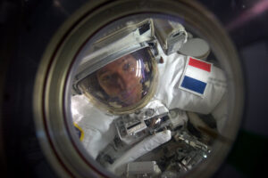 Francouzský astronaut Thomas Pesquet v přechodové komoře během svého prvního výstupu do volného prostoru – 13. ledna 2017. Společně s americkým kolegou, kterým byl Shane Kimbrough, strávili mimo stanici 5 hodin a 58 minut. Jejich úkolem byla výměna vnějších baterií, které ukládají energii pro provoz stanice. Sám Thomas k této fotce napsal: „Američanka Peggy Whitson má rekordní počet výstupů a několikrát byla také IV (osoba, která se stará o to, aby se astronauti dostali na výstup a zase zpátky). Dostala nás ven o hodinu dříve oproti plánu a ještě udělala tuhle fotku! Je skvělé mít takové kolegy.“