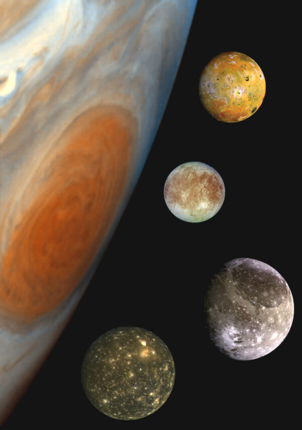 „Rodinný portrét" Galileovských měsíců. Odshora dolů to jsou Io, Europa, Ganymed a Callisto.