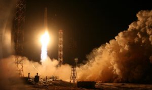 Angosat míří na vrcholku rakety Zenit do vesmíru