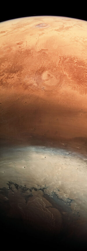 Snímek Marsu pořízený 19. června 2017 sondou Mars Express - ve spodní části vidíme severní pól, nahoře pak rovníkovou oblast.