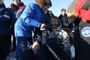 Astronaut Paolo Nespoli a jeho kolegové Randolph Bresnik z NASA a Sergej Rjazanskij z Roskosmosu se vrátili na zemi z Mezinárodní vesmírné stanice 14. prosince. Jejich loď Sojuz MS-05 přistála v 9:37 našeho času. Cesta domů z ISS obnášela zpomalení z rychlosti 28 800 km/h na nulu při dosednutí během zhruba tří hodin. Paolo během své mise Vita na ISS prováděl více než 60 experimentů Jeho tělo bylo předmětem výzkumu v mnoha případech. Sledovaly se jeho oči, bolesti hlavy, spánkové cykly, nebo stravovací návyky – vše za účelem lepšího pochopení adaptace lidského organismu na stav mikrogravitace. Měření teploty, svalová cvičení a mnoho odběrů krve a slin pomohou přidat další střípky do mozaiky poznání a pomohou nám připravit se na pilotované mise dále od Země.