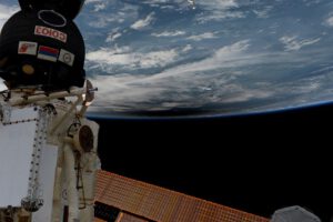Italský astronaut Paolo Nespoli pořídil tuto fotku během zatmění Slunce, které 21. srpna přešlo přes Spojené státy. Ze stanice obíhající 400 kilometrů nad Zemí viděli astronauti rozmazaný měsíční stín na povrchu naší planety. Stanice přelétla kolem oblasti zatmění celkem 3× díky tomu, že kolem Země oběhne jednou za 90 minut.
