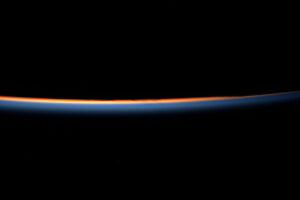 Svítání z oběžné dráhy vyfocené Thomasem Pesquetem z paluby ISS ukazuje zemskou atmosféru. Sám Thomas k tomu napsal: „Východ Slunce. Zažíváme jej každý den 16×, protože ISS oběhne Zemi za 90 minut a pohybuje se rychlostí 28 800 km/h. Samozřejmě nevidíme všechny východy Slunce, protože většinou pracujeme uvnitř, ale vždy a znova bych mohl pořizovat takovéto fotky.“