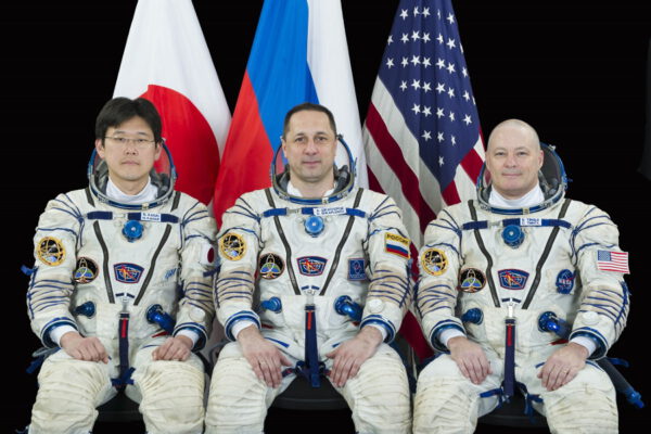 Posádka Sojuzu MS-07 zleva: Norišige Kanaj, Anton Škaplerov, Scott Tingle