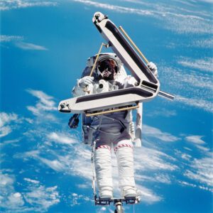 Složitá výstavba ISS si vyžádala stovky pracovních hodin a dokonalou koordinaci astronautů a pozemních středisek. Na této fascinující fotografii je zachycen astronaut Lee Morin během konstrukční mise STS-110 při které se podařila montáž základní kostry nosníku.