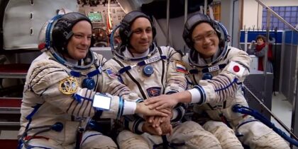 Posádka Sojuzu MS-07 během pozemních příprav. Zleva Scott Tingle - Anton Škaplerov - Norišige Kanaj