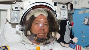 Andrew Feustel vzal krtečka do vesmíru už jednou - na misi STS-134-. Ta ale trvala jen pár dní - na palubě Sojuzu MS-08 začne půlroční pobyt.