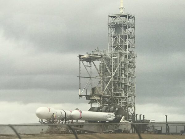 Falcon Heavy vyrazil 8. ledna na rampu 39A, kde brzy podstoupí statický zážeh.