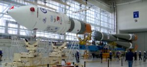 Spojování dvou základních částí rakety Sojuz 2-1A v montážní hale kosmodromu Vostočnyj.