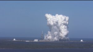 Oblak kouře po premiérovém zážehu Falconu Heavy.