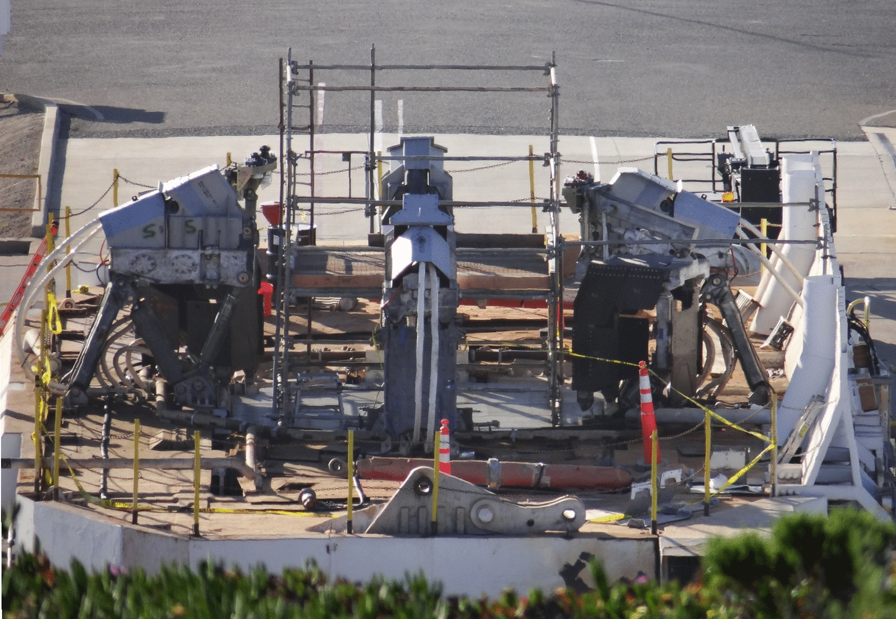 Čelisti, které drží rakety Falcon na rampě při statickém zážehu a před startem.