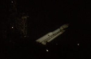 Noční sklápění Falconu Heavy.