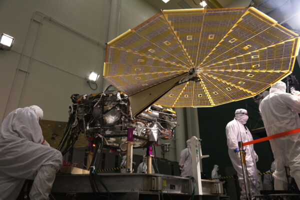 Lander InSight s rozloženými solárními panely.