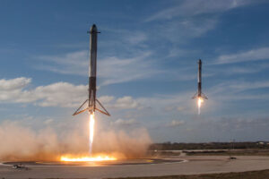 Synchronní přistání dvou bočních stupňů Falconu Heavy - óda na kosmonautickou radost.