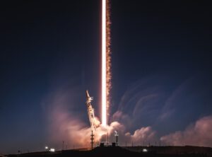 Časosběrná fotografie startu Falconu 9