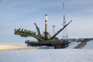 Progress MS-08 čeká na špičce rakety Sojuz 2-1A na start.
