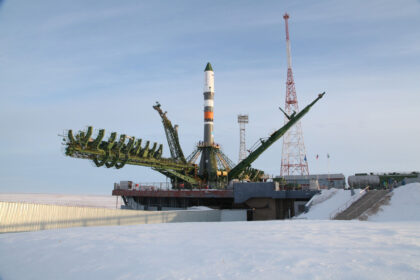Progress MS-08 čeká na špičce rakety Sojuz 2-1A na start.