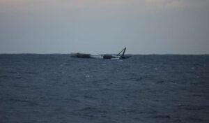 První stupeň Falconu 9 pohupující se ve vlnách Atlantického oceánu