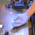 Kousek meteoritu z Marsu, který vědci využijí k testům přístroje, který poletí k Marsu. Další kousek meteoritu poletí přímo na palubě marsovského vozítka 2020. Zdroj: NASA/JPL-Caltech