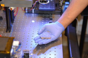 Kousek meteoritu z Marsu, který vědci využijí k testům přístroje, který poletí k Marsu. Další kousek meteoritu poletí přímo na palubě marsovského vozítka 2020. Zdroj: NASA/JPL-Caltech