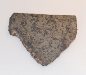 Detail kousku marsovského meteoritu, který bude využit na Zemi k testování přístroje, který poletí na palubě Mars Roveru 2020. Podobný, menší kousek pak poletí k Marsu. Zdroj: NASA/JPL-Caltech