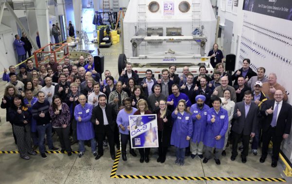 Pracovníci Orbital ATK před odjezdem servisního modulu lodi Cygnus OA-9.