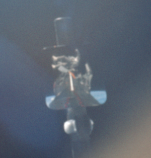 Unikátní fotografie, kterou pomocí zrcátka na čumáku Gemini pořídil Stafford: Cernan evidentně v problémech...