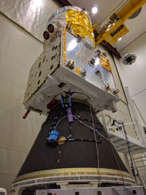 Zkouška usazení družice Aeolus na nákladový adaptér rakety Vega.