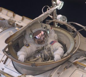 Andrew Feustel opouští přechodovou komoru v rámci mise STS-134.