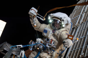 Oleg Artěmjev při výstupu do volného prostoru na ISS.