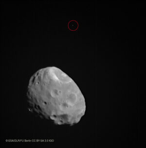 Phobos a v pozadí procházející hvězda